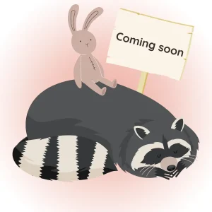 Un dessin d'un raton laveur avec un doudou sur son dos et un panneau "coming soon", il représente le doudou plat raton laveur